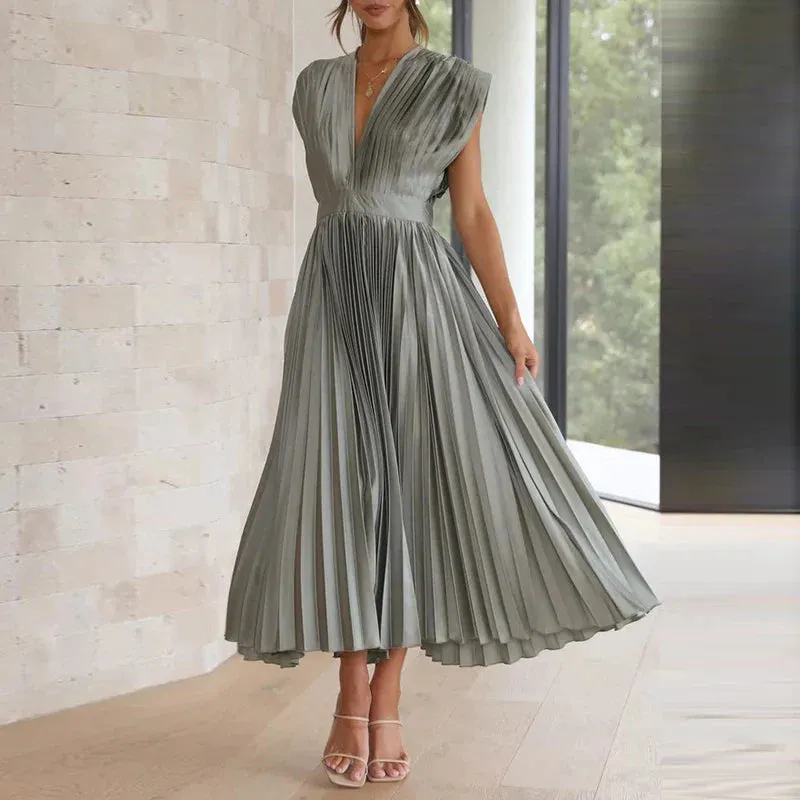 Hedwig - New women's dress with pleats, zipper and sleeveless design